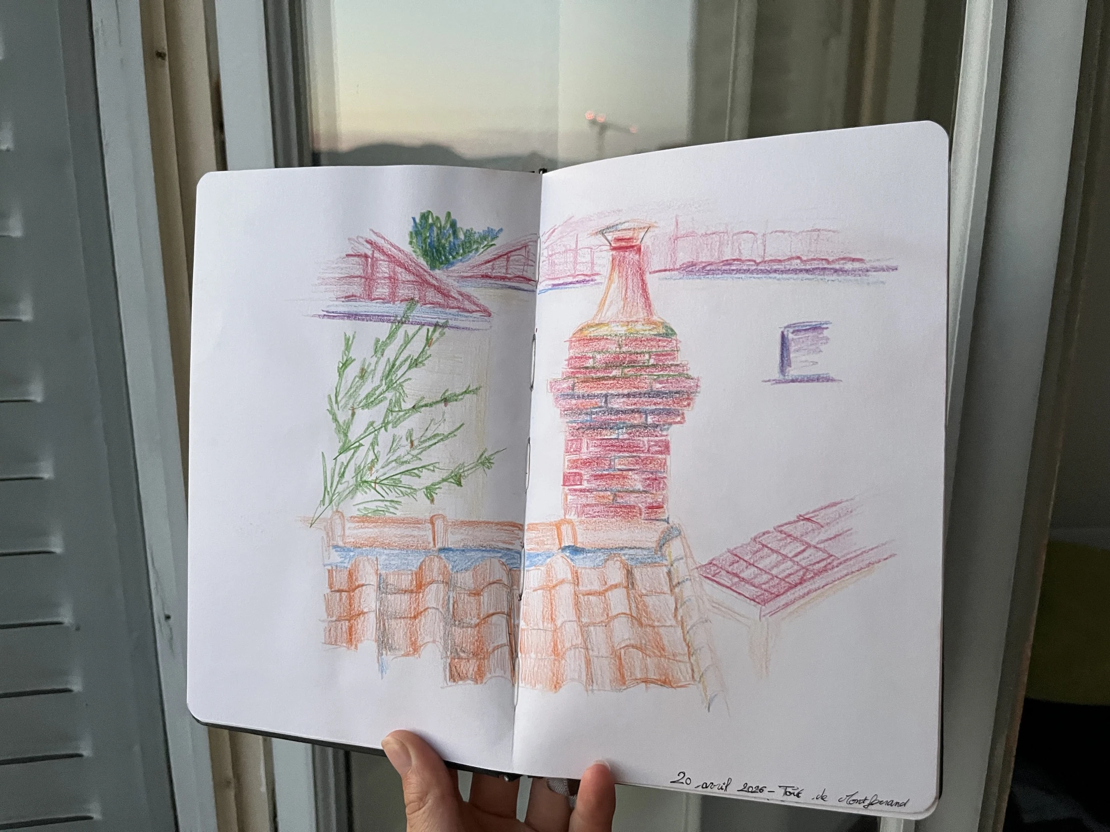 Croquis — cheminée et toiture aux crayons de couleur