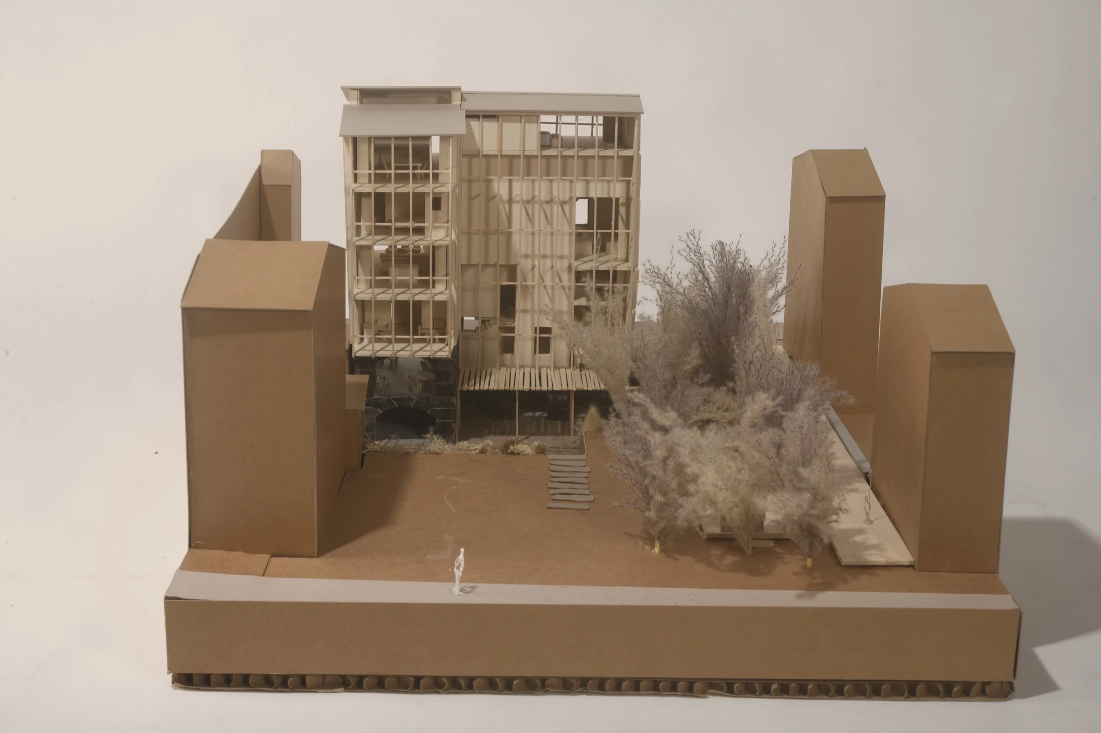 La Croisée — façade vitrée et jardin, vue frontale
