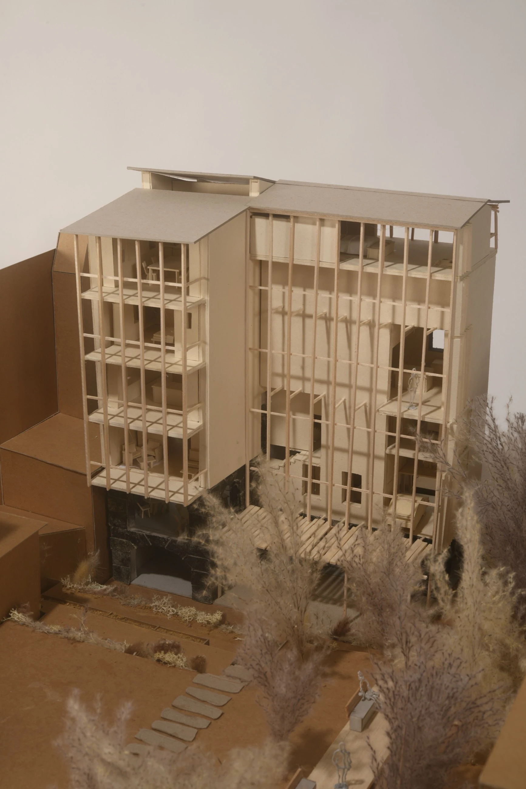 La Croisée — façade vitrée et jardin en plongée