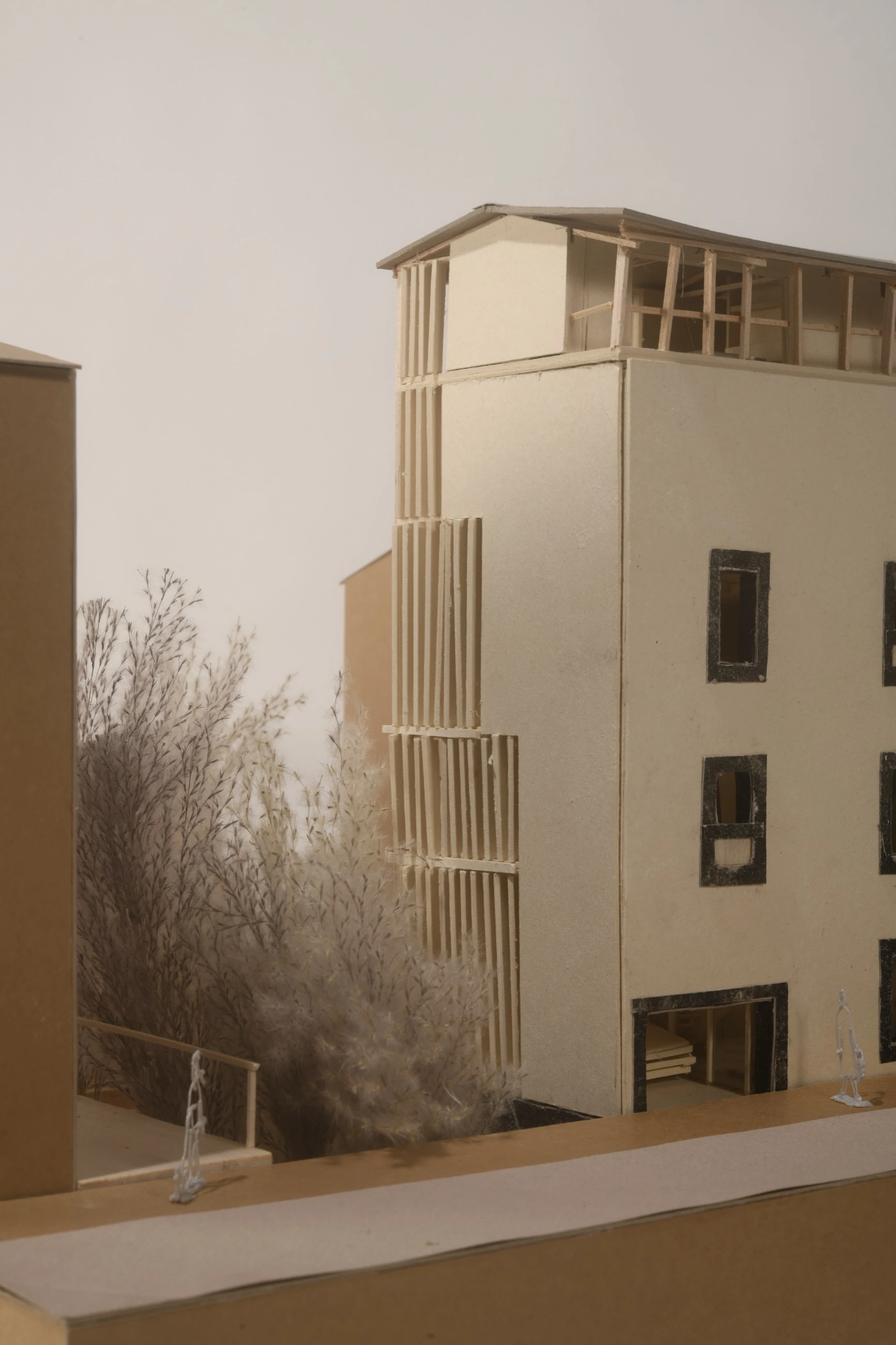 La Croisée — Maquette dans son site — détail de façade et arbres